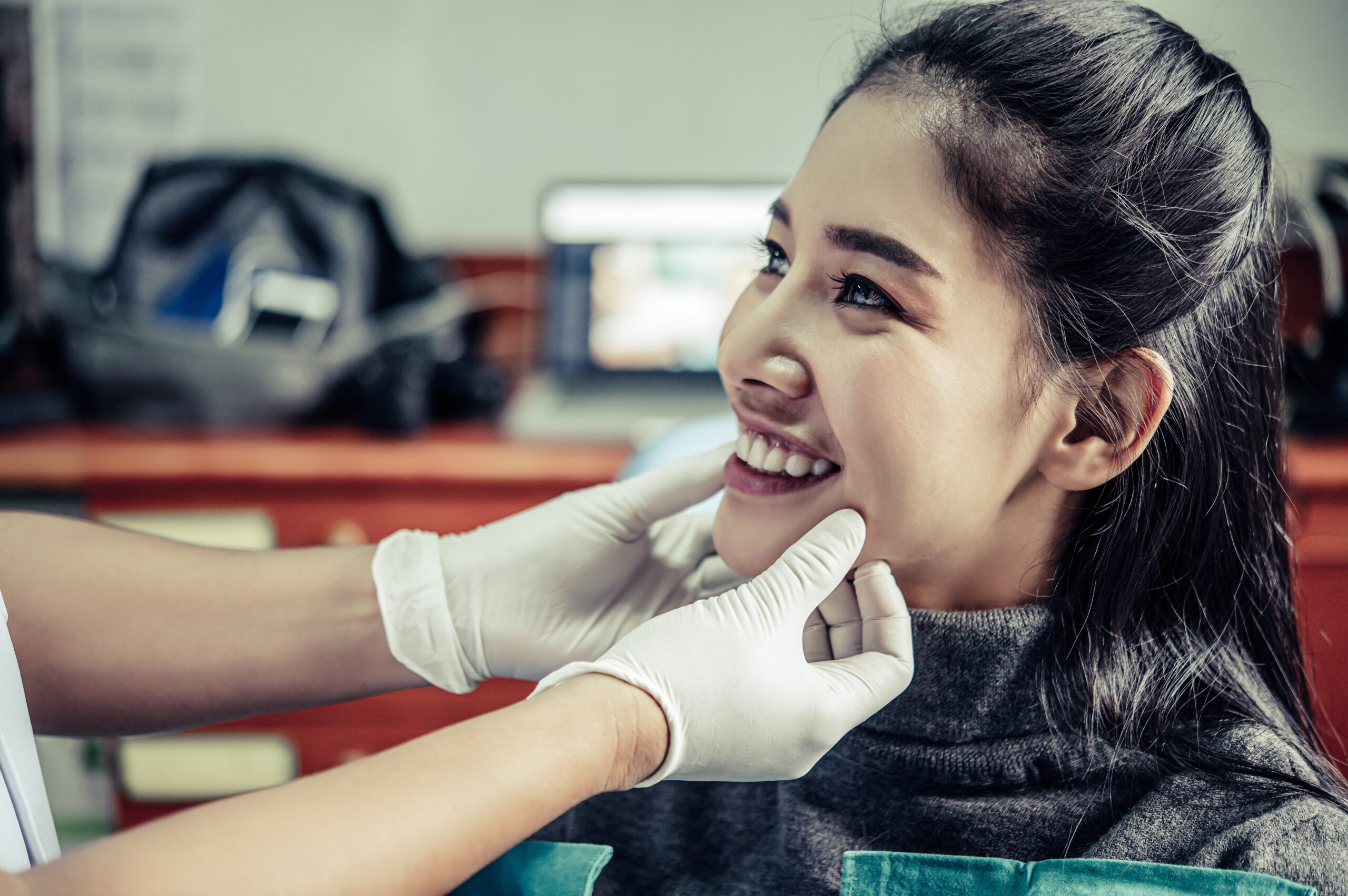 The dentist examines the patient's teeth.